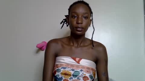 lutino_lovebirds online show from 04-28-26, 04:39