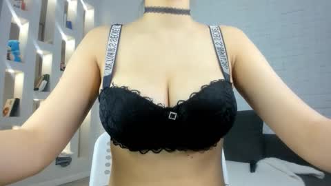 Snapshot of luv_yuna chatting on 10-29-25, 03:25 Yuna online show from 10-29-25, 03:25