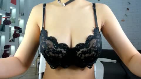 Snapshot of luv_yuna chatting on 12-19-25, 12:17 Yuna online show from 12-19-25, 12:17