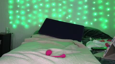 Snapshot of luvely_gurl chatting on 02-09-25, 05:43 Shauna online show from 02-09-25, 05:43