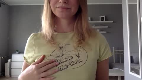 Snapshot of lux_millie chatting on 09-10-25, 02:17 Millie online show from 09-10-25, 02:17