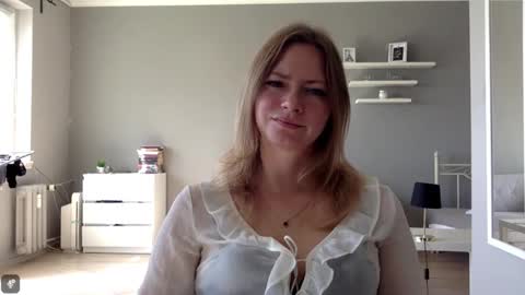 Snapshot of lux_millie chatting on 09-12-25, 08:58 Millie online show from 09-12-25, 08:58