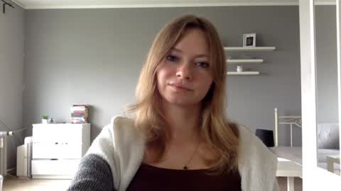 Snapshot of lux_millie chatting on 09-14-25, 01:54 Millie online show from 09-14-25, 01:54