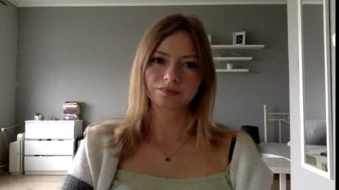 Snapshot of lux_millie chatting on 09-22-25, 02:41 Millie online show from 09-22-25, 02:41