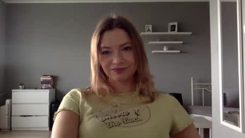 Snapshot of lux_millie chatting on 10-10-25, 01:54 Millie online show from 10-10-25, 01:54