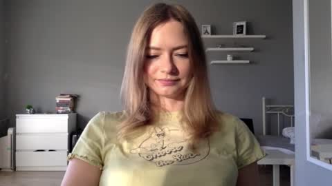 Snapshot of lux_millie chatting on 10-19-25, 02:18 Millie online show from 10-19-25, 02:18