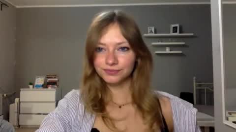 Snapshot of lux_millie chatting on 12-20-25, 03:41 Millie online show from 12-20-25, 03:41