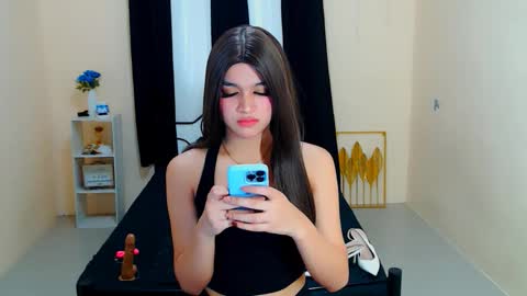 Snapshot of lux_white chatting on 09-23-25, 01:30 queen lux online show from 09-23-25, 01:30