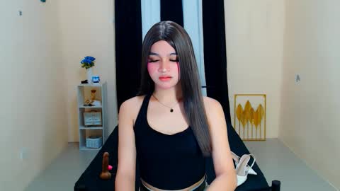 Snapshot of lux_white chatting on 09-26-25, 12:47 queen lux online show from 09-26-25, 12:47
