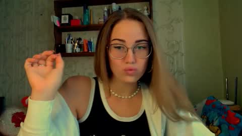 Snapshot of luxie_queen chatting on 09-30-25, 09:14 Katie online show from 09-30-25, 09:14