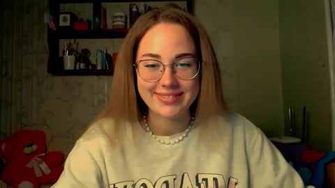 Snapshot of luxie_queen chatting on 10-04-25, 04:05 Katie online show from 10-04-25, 04:05