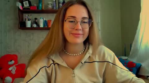 Snapshot of luxie_queen chatting on 10-06-25, 10:02 Katie online show from 10-06-25, 10:02