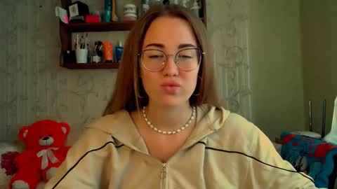 Snapshot of luxie_queen chatting on 10-09-25, 11:30 Katie online show from 10-09-25, 11:30