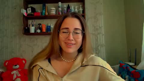 Snapshot of luxie_queen chatting on 10-10-25, 08:02 Katie online show from 10-10-25, 08:02