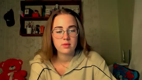 Snapshot of luxie_queen chatting on 10-12-25, 03:55 Katie online show from 10-12-25, 03:55
