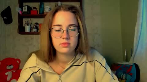 Snapshot of luxie_queen chatting on 10-14-25, 04:46 Katie online show from 10-14-25, 04:46