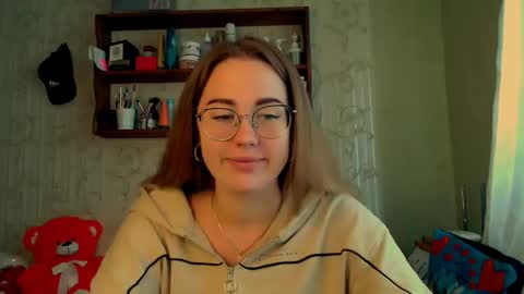 Snapshot of luxie_queen chatting on 10-18-25, 09:21 Katie online show from 10-18-25, 09:21