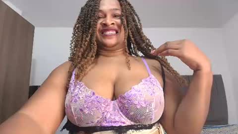 Snapshot of luxy_benet chatting on 06-27-26, 11:32 Big Benet online show from 06-27-26, 11:32