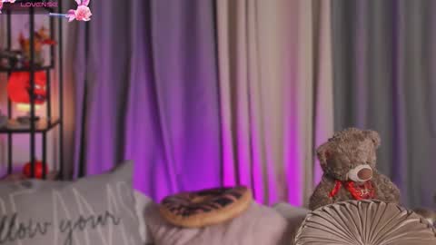 Snapshot of lynda_west chatting on 10-21-25, 05:08 Lynda online show from 10-21-25, 05:08