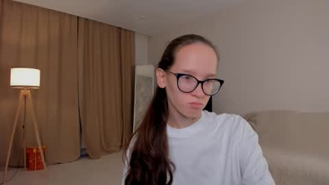 Sara online show from 09-28-25, 04:01