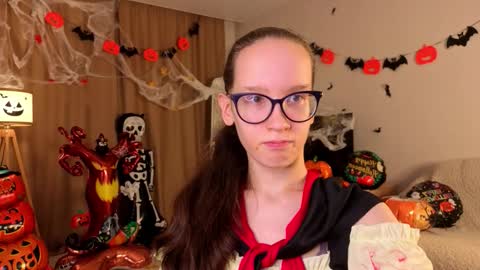 Sara online show from 10-31-25, 04:08