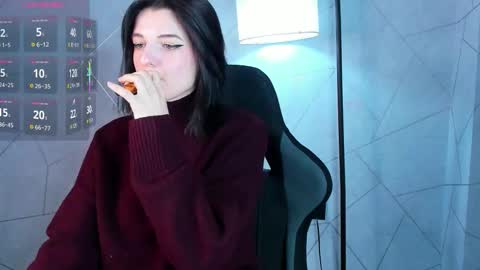 Snapshot of lynn_martin chatting on 11-06-25, 01:17 Lynn online show from 11-06-25, 01:17