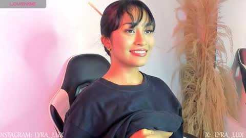 Snapshot of lyralux10 chatting on 11-18-25, 11:15 lyralux10 online show from 11-18-25, 11:15