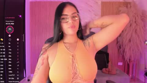 Snapshot of lys_with chatting on 10-21-25, 03:40 VIVIANA online show from 10-21-25, 03:40