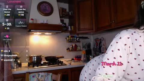 Snapshot of m00n8kiki chatting on 03-11-25, 09:02 Ksu online show from 03-11-25, 09:02