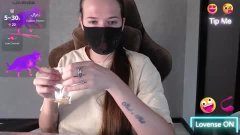 Snapshot of m00n8kiki chatting on 09-10-25, 08:03 Ksu online show from 09-10-25, 08:03