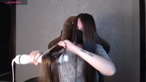 Snapshot of m00n8kiki chatting on 11-28-25, 06:27 Ksu online show from 11-28-25, 06:27