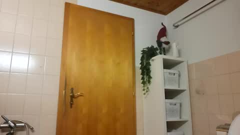 Snapshot of m1guele chatting on 12-27-24, 05:05 Fucklover online show from 12-27-24, 05:05