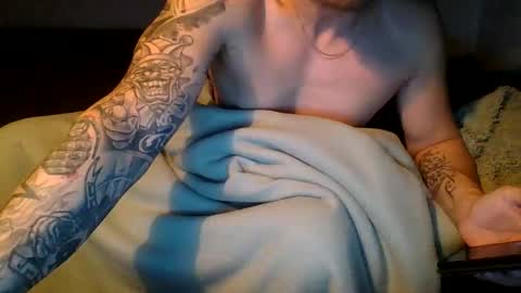 Snapshot of m1guele chatting on 01-09-25, 01:29 Fucklover online show from 01-09-25, 01:29