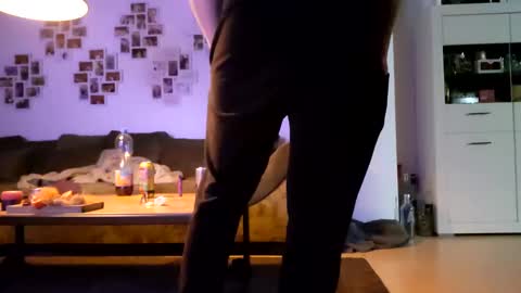 Snapshot of m1guele chatting on 02-12-25, 01:09 Fucklover online show from 02-12-25, 01:09