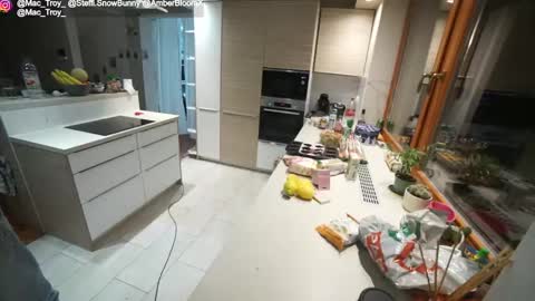 Mac Troy online show from 12-21-25, 03:52