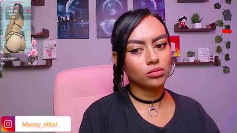 Macey Elliot Modelo Independiente online show from 02-11-25, 05:40