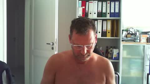 Snapshot of macfly67 chatting on 06-01-26, 04:58 macfly67 online show from 06-01-26, 04:58