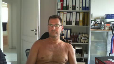 Snapshot of macfly67 chatting on 06-12-26, 06:23 macfly67 online show from 06-12-26, 06:23