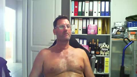 Snapshot of macfly67 chatting on 08-06-26, 04:31 macfly67 online show from 08-06-26, 04:31
