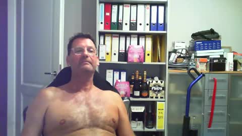 Snapshot of macfly67 chatting on 08-07-26, 08:55 macfly67 online show from 08-07-26, 08:55