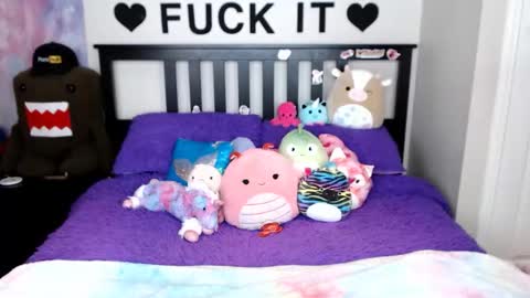 Mackenzie Wolfe online show from 11-29-25, 03:31