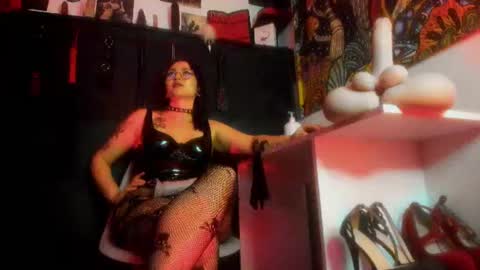 Snapshot of madame_ibby chatting on 07-27-26, 06:31 madame ibby online show from 07-27-26, 06:31