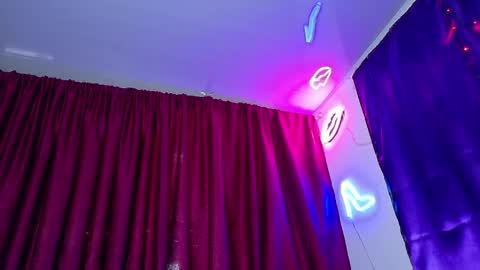 Snapshot of maddilust chatting on 05-27-26, 07:00 Miss Lust online show from 05-27-26, 07:00
