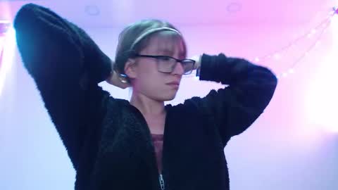 Snapshot of maddy_14 chatting on 12-16-25, 08:58 Maddy UwU online show from 12-16-25, 08:58