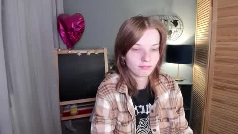 Snapshot of madelaines chatting on 10-17-25, 11:24 madelaines online show from 10-17-25, 11:24