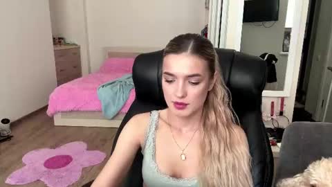 Snapshot of madelenequirk chatting on 07-15-26, 11:15 Alisa online show from 07-15-26, 11:15