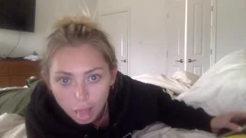 Snapshot of madirose69 chatting on 10-21-25, 02:29 mari rose online show from 10-21-25, 02:29