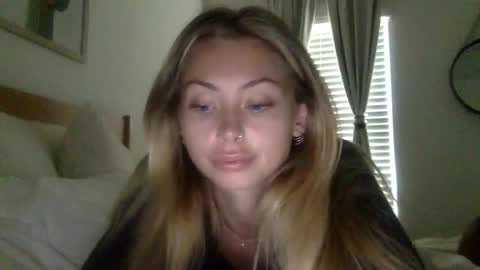 Snapshot of madirose69 chatting on 10-22-25, 01:55 mari rose online show from 10-22-25, 01:55