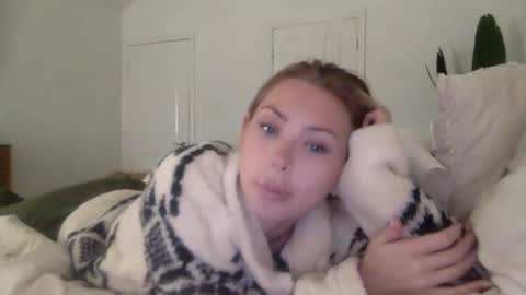 Snapshot of madirose69 chatting on 11-17-25, 02:12 mari rose online show from 11-17-25, 02:12