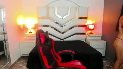 Snapshot of madisoncarzon chatting on 11-19-25, 02:00 Madison Carzon online show from 11-19-25, 02:00